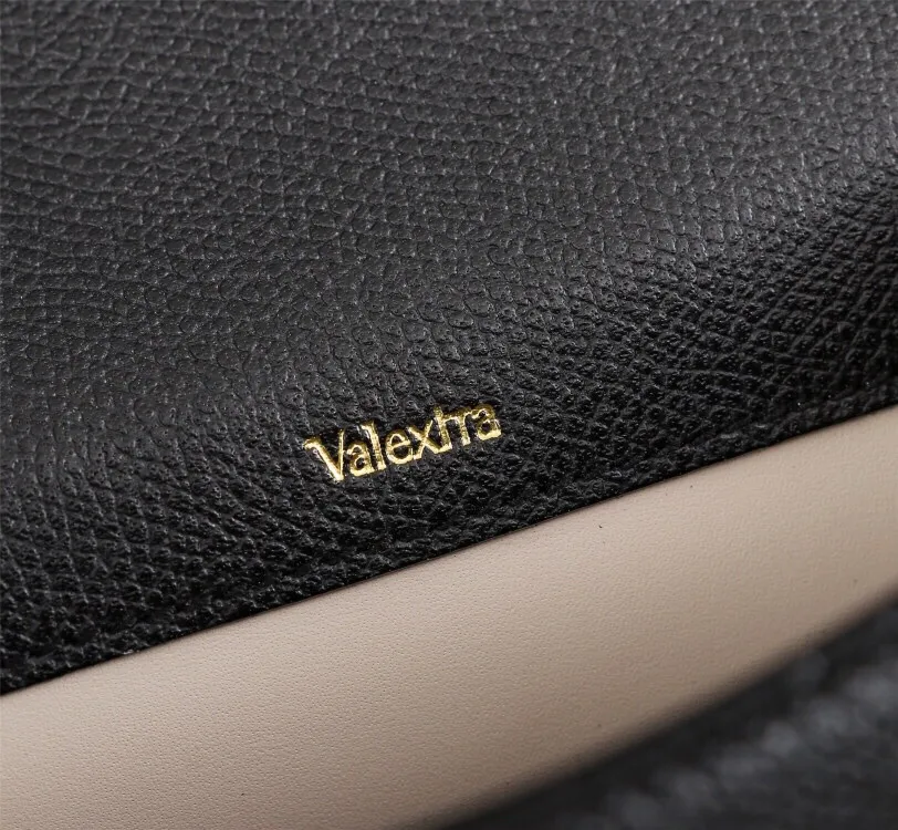 In stock👉Original small size light blue👉Valextra Valextra Iside, known as Italian Hermès, is one of the most representative designs of Valextra. There is no obvious logo, but the simple collective line design is very recognizable, full of architectural art, and shows a capable and intellectual style. It is made of imported palm-print lining cowhide, with up to five stitches of handwork, and the shiny oil edges test the skill of the craftsman. Small size: 22Cm